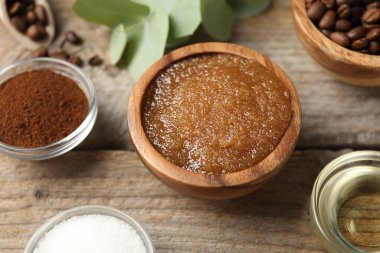 Doğal vücut ovma ve ahşap masa malzemeleri, yakın plan.