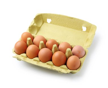 Yumurta kutusundaki çiğ tavuk yumurtaları beyaza izole edilmiş.