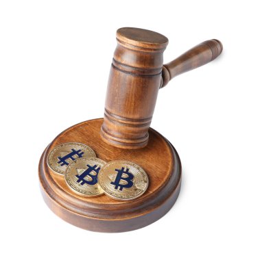 Kripto para birimi. Bitcoinler ve hakimin tokmağı beyaza izole edilmiş.