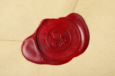 Arka plan olarak kırmızı balmumu mühürü olan güzel zarf, üst görünüm