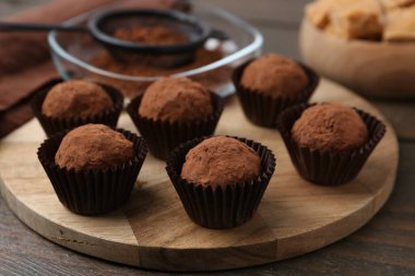 Lezzetli ev yapımı şekerler, kakaolu, ahşap masa, yakın plan.