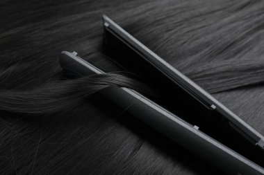 Modern düz ütü, parlak siyah saçlar, yakın çekim