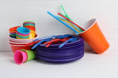 Tek kullanımlık sofra takımı beyaz ahşap masada.