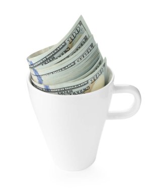 Beyaz bardakta izole edilmiş dolar banknotları