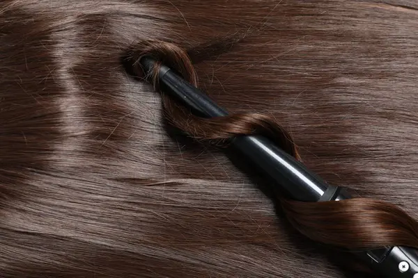 Saç maşası, parlak kahverengi saçlar, üst manzara.