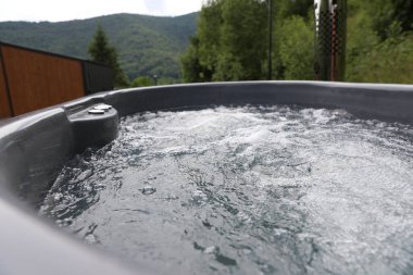 Lüks dağlarda sıcak suyla dolu küvet, yakın çekim.