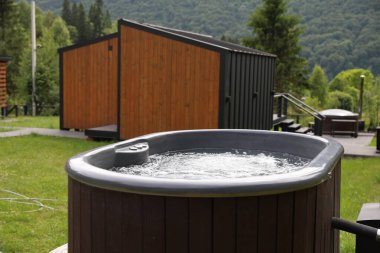 Lüks dağlarda sıcak suyla dolu bir küvet