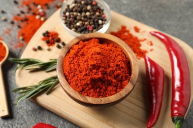 Gri ahşap masadaki farklı aromatik baharatlar.