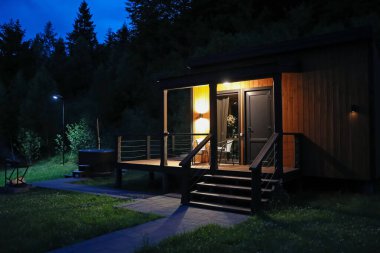 Geceleri dağlardaki lüks otelin resimli görüntüsü.