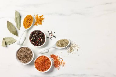 Beyaz mermer masada farklı aromatik baharatlar var. Metin için boşluk