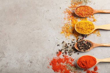 Gri desenli masada farklı aromatik baharatlar var. Metin için boşluk