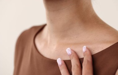 Açık arka planda sağlıklı ciltli kadın, yakın plan.