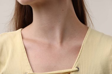 Gri arkaplandaki kadının yakın görüntüsü