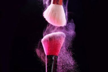 Siyah arkaplanda renk farlı makyaj fırçaları, yakın plan