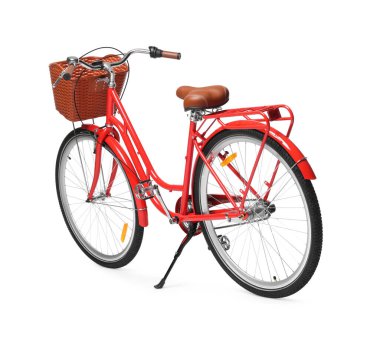 Beyaz arka planda sepeti olan bir bisiklet.