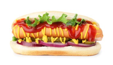 Turşulu, marullu, soğanlı, ketçaplı ve hardallı leziz sosisli sandviç.