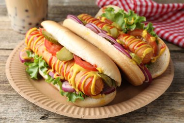 Sebzeli, hardallı ve ketçaplı lezzetli sosisliler.