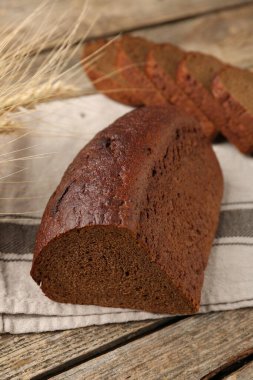 Tahta masada taze çavdar ekmeği parçaları, yakın plan.
