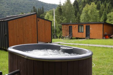 Lüks dağlarda sıcak suyla dolu bir küvet