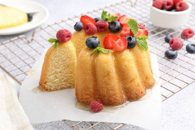 Böğürtlenli, ballı ve nane şekerli kek, yakın plan.