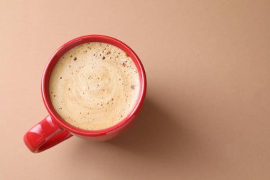 Bej arka planda, fincanda Aromatik kahve, üst manzara. Metin için boşluk