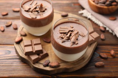 Çikolata ve kakao çekirdeği ile nefis panna cotta ahşap masa, yakın çekim