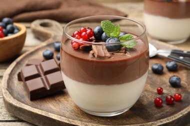 Çikolatalı, böğürtlenli ve naneli nefis panna cotta.