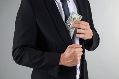 Adam arka plana dolar koyuyor, yakın plan.