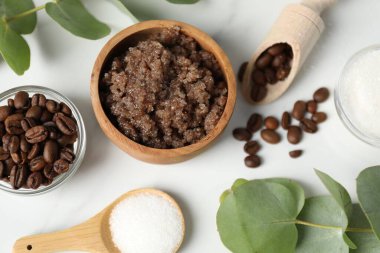 Doğal vücut fırçası ve malzemeler beyaz masada, düz yerde.