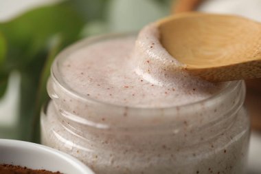 Beyaz masadaki doğal vücut fırçası, yakın plan.