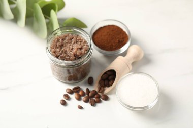 Doğal vücut fırçası ve malzemeler beyaz masada.