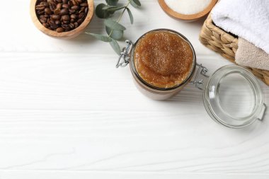 Doğal vücut fırçası, malzemeler ve havlular beyaz ahşap masa, düz yatak. Metin için boşluk