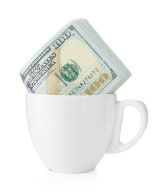 Beyaz bardakta izole edilmiş dolar banknotları