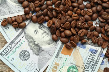 Banknotlar ve kahve çekirdekleri masanın üstünde.