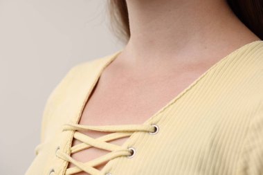 Gri arkaplandaki kadının yakın görüntüsü