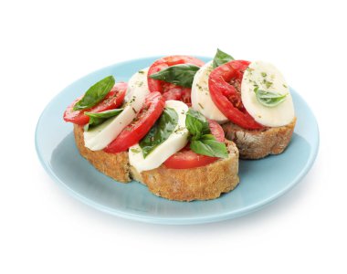 Peynirli, domatesli ve fesleğenli lezzetli sandviçler beyaz üzerine izole edilmiş.