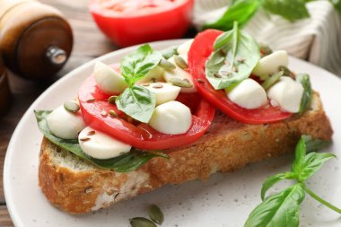 Peynirli, domatesli ve fesleğenli lezzetli sandviç.