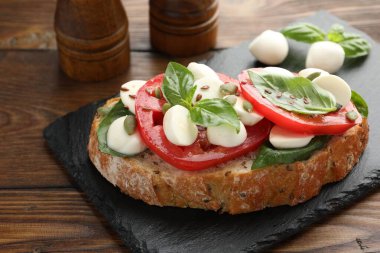 Mozarella peynirli, domatesli ve fesleğenli nefis sandviç.