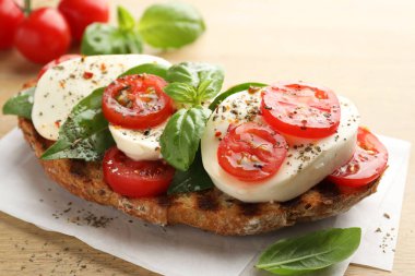 Mozarella peynirli, domatesli ve fesleğenli nefis sandviç.