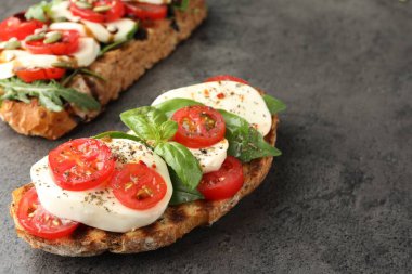 Mozarella peynirli ve domatesli lezzetli sandviçler, yakın plan. Metin için boşluk