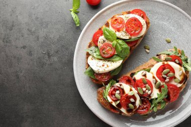Mozarella peynirli ve domatesli lezzetli sandviçler. Metin için boşluk