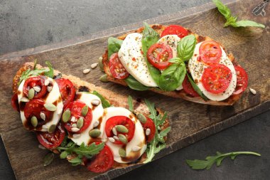 Mozarella peynirli ve domatesli lezzetli sandviçler.