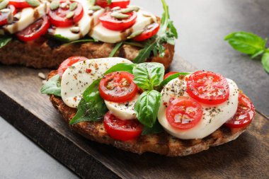 Mozarella peynirli ve domatesli lezzetli sandviçler, yakın plan.