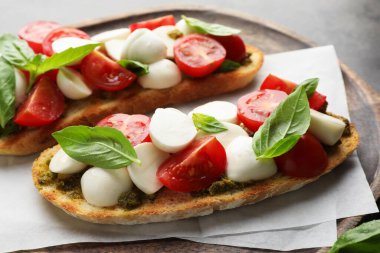 Mozarella peynirli, domatesli ve fesleğenli lezzetli sandviçler, yakın plan.