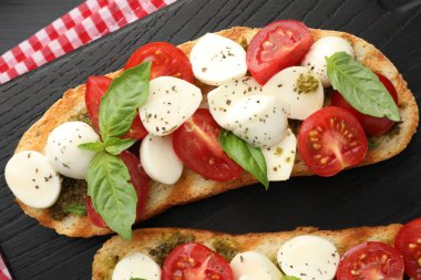 Mozarella peynirli, domatesli ve fesleğenli lezzetli sandviçler.