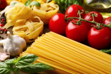 Masada değişik türde hamur işi ve ürünler var.