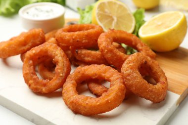 Masada soslu kızarmış kalamar halkaları, yakın plan.