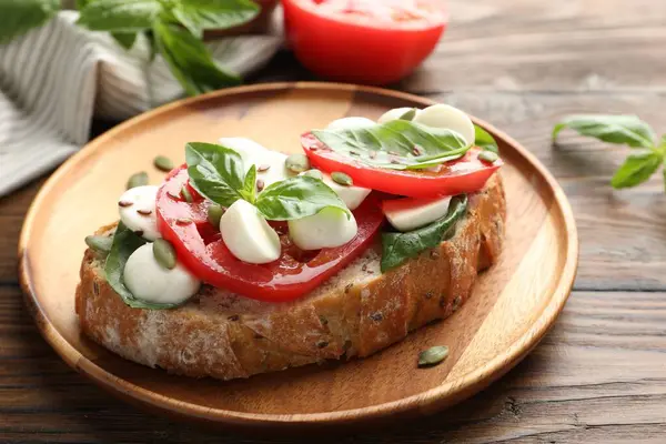 Mozarella peynirli, domatesli ve fesleğenli nefis sandviç.