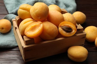 Tahta masada taze kayısılar, yakın plan.