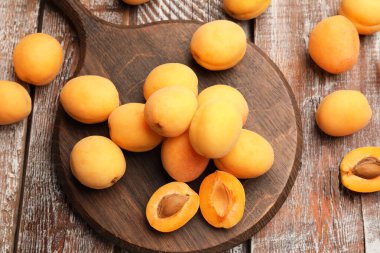 Taze olgun kayısılar ahşap masada, düz yatıyordu.